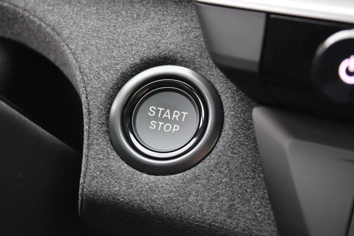 Business Edition | Achteruitrijcamera | Afneembare trekhaak | Carrosserie in één kleur Lederen bekleding met ergonomische stoelen vooraan | Voorraadvoordeel !
