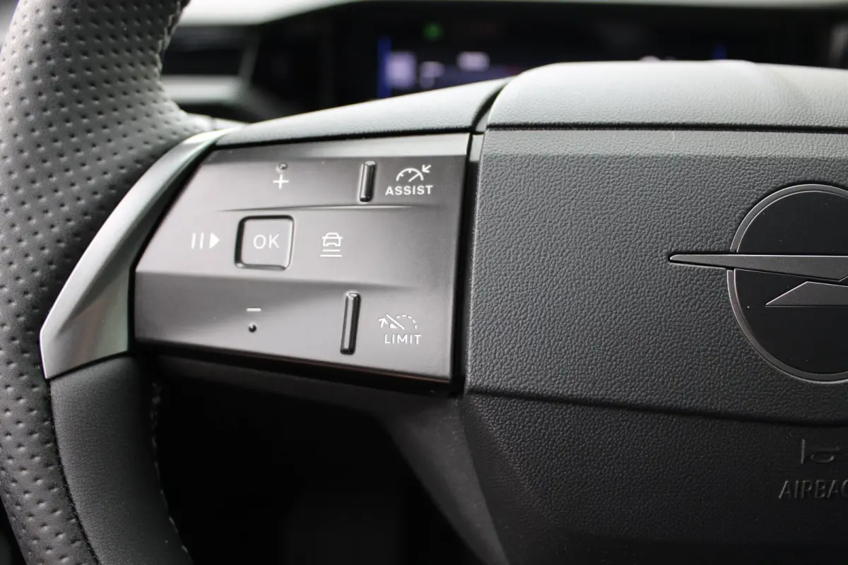 Business Edition | Achteruitrijcamera | Afneembare trekhaak | Carrosserie in één kleur Lederen bekleding met ergonomische stoelen vooraan | Voorraadvoordeel !