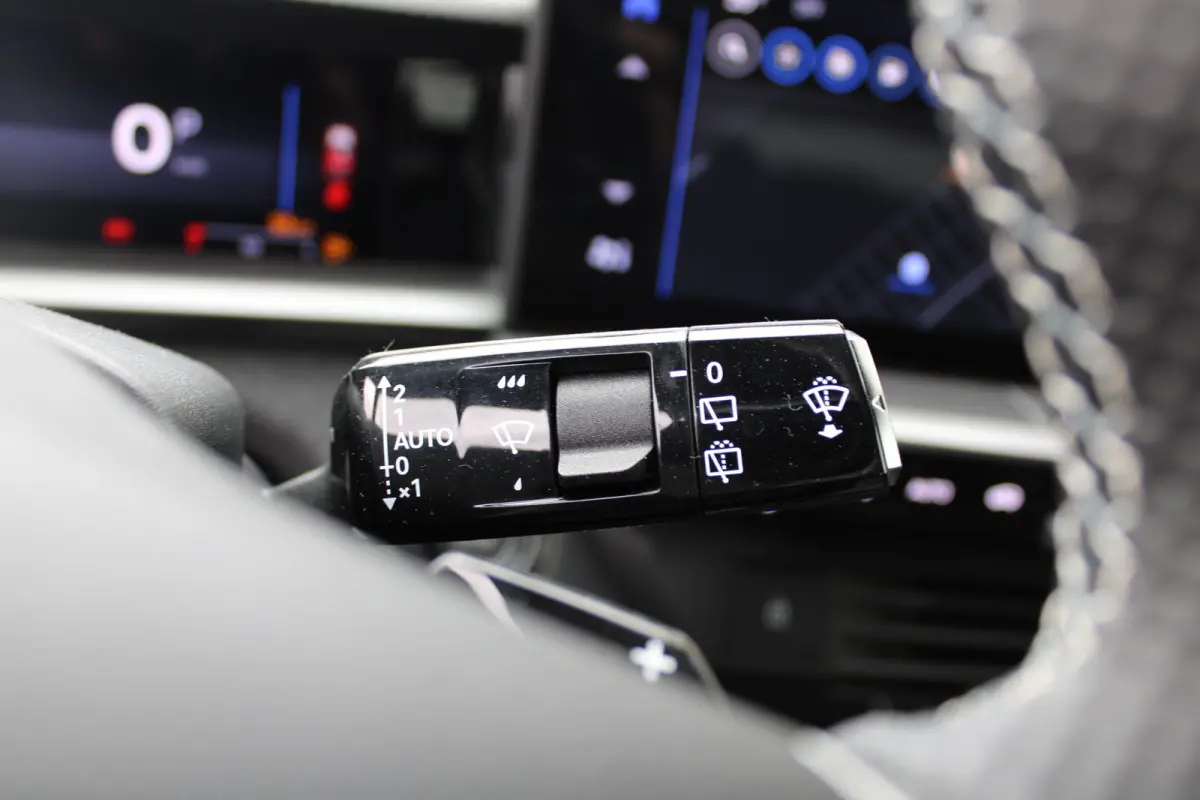 Business Edition | Achteruitrijcamera | Afneembare trekhaak | Carrosserie in één kleur Lederen bekleding met ergonomische stoelen vooraan | Voorraadvoordeel !