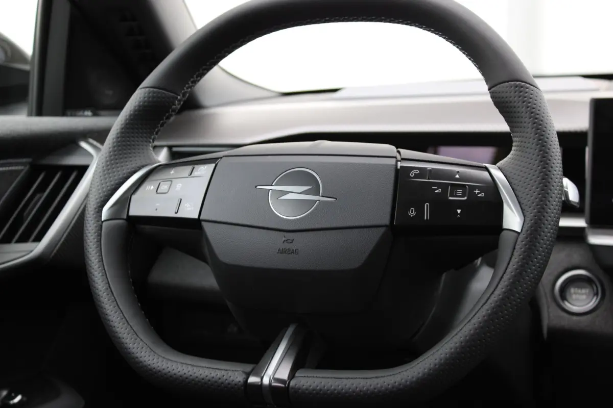 Business Edition | Achteruitrijcamera | Afneembare trekhaak | Carrosserie in één kleur Lederen bekleding met ergonomische stoelen vooraan | Voorraadvoordeel !