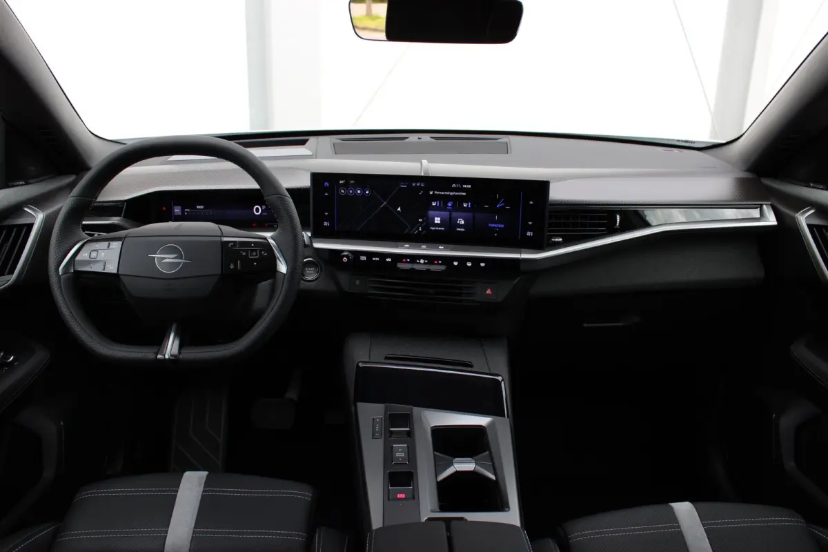 Business Edition | Achteruitrijcamera | Afneembare trekhaak | Carrosserie in één kleur Lederen bekleding met ergonomische stoelen vooraan | Voorraadvoordeel !
