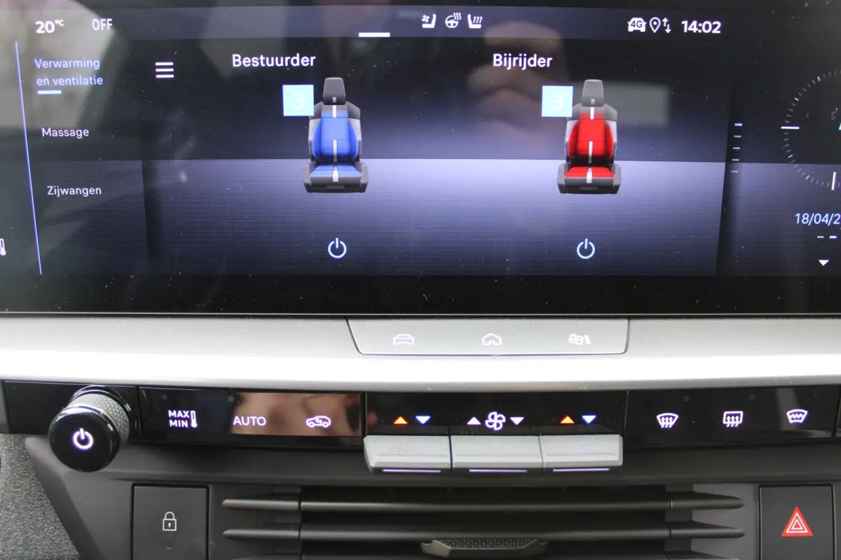 Business Edition | Achteruitrijcamera | Afneembare trekhaak | Carrosserie in één kleur Lederen bekleding met ergonomische stoelen vooraan | Voorraadvoordeel !