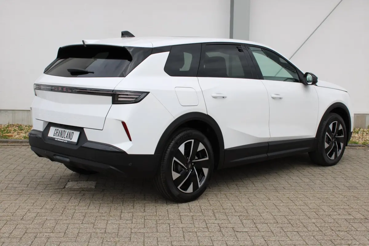 Business Edition | Achteruitrijcamera | Afneembare trekhaak | Carrosserie in één kleur Lederen bekleding met ergonomische stoelen vooraan | Voorraadvoordeel !