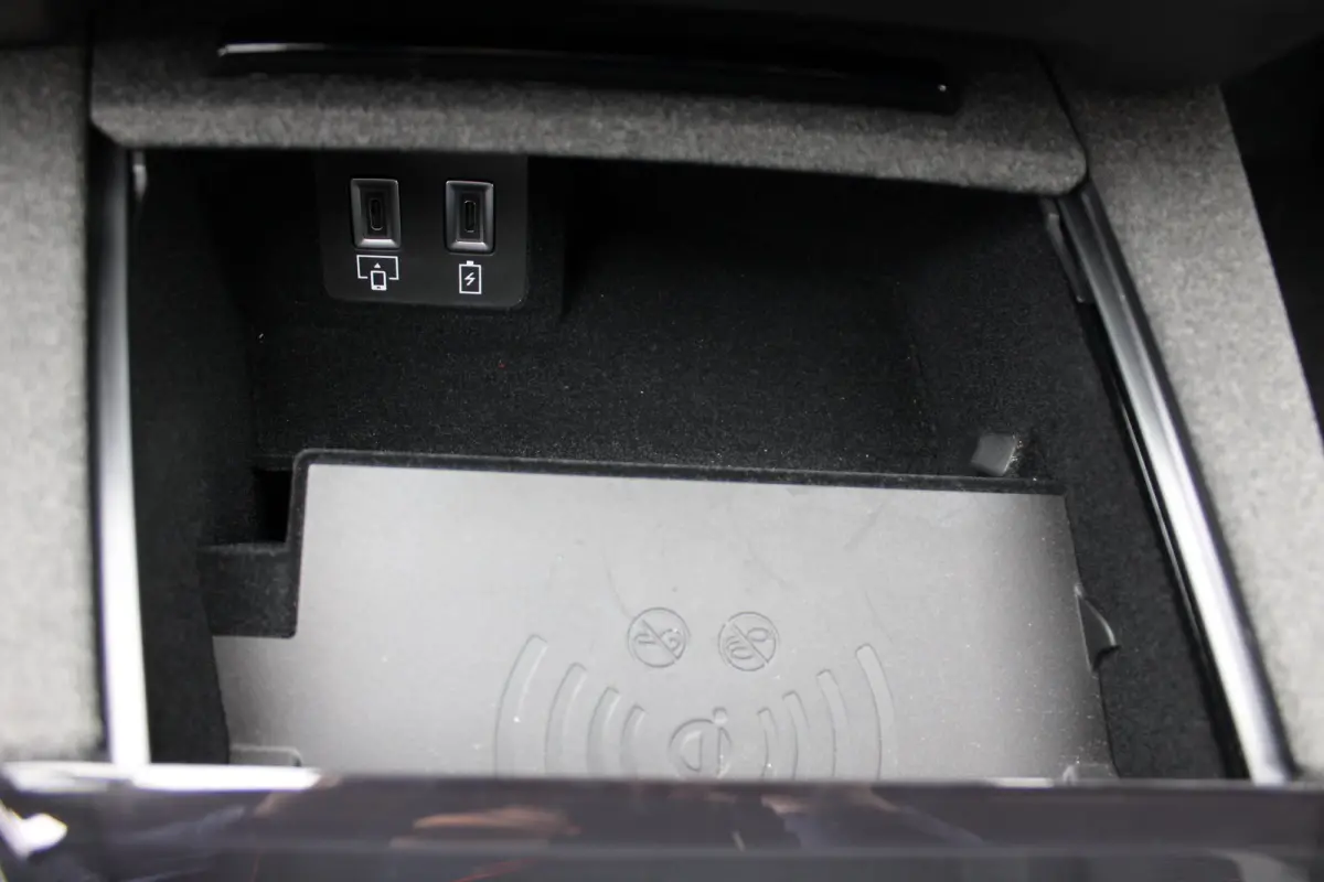 Business Edition | Achteruitrijcamera | Afneembare trekhaak | Carrosserie in één kleur Lederen bekleding met ergonomische stoelen vooraan | Voorraadvoordeel !