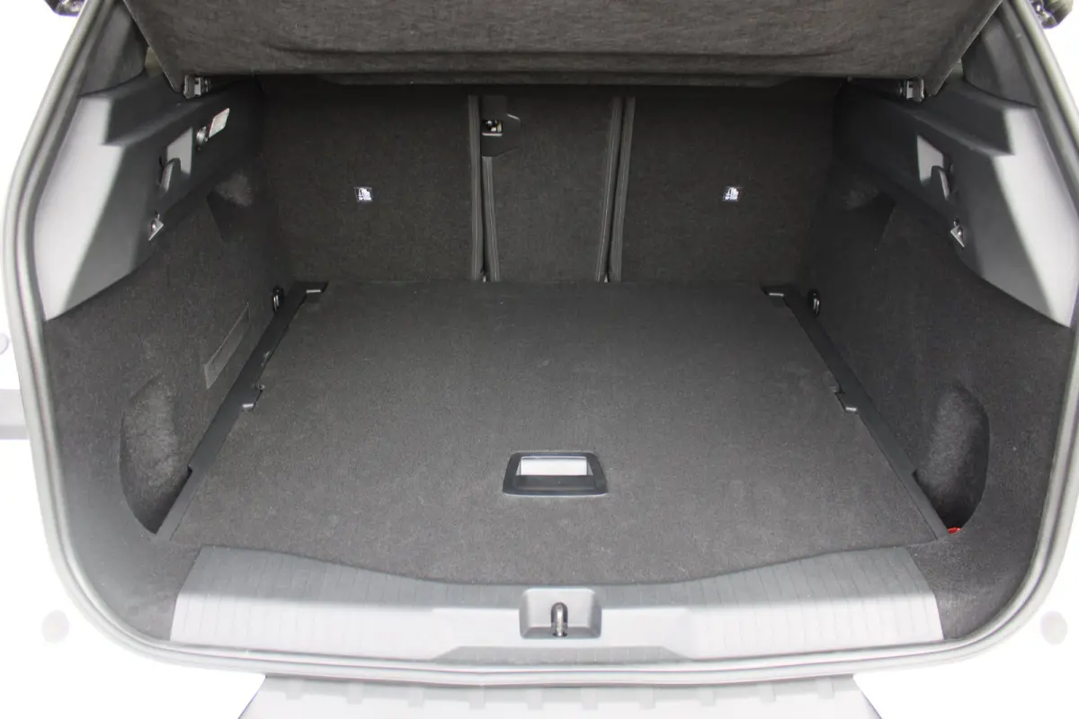 Business Edition | Achteruitrijcamera | Afneembare trekhaak | Carrosserie in één kleur Lederen bekleding met ergonomische stoelen vooraan | Voorraadvoordeel !