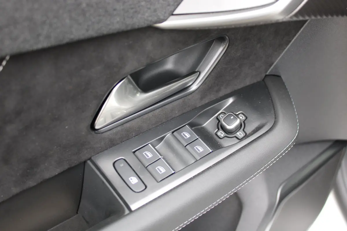 Business Edition | Achteruitrijcamera | Afneembare trekhaak | Carrosserie in één kleur Lederen bekleding met ergonomische stoelen vooraan | Voorraadvoordeel !