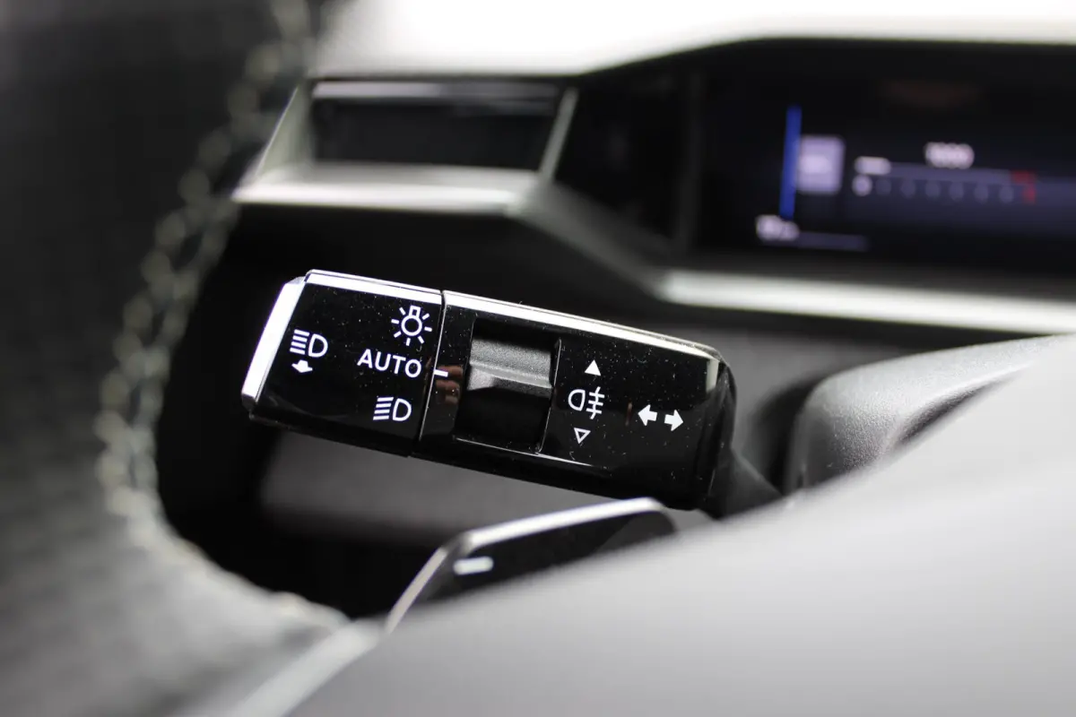 Business Edition | Achteruitrijcamera | Afneembare trekhaak | Carrosserie in één kleur Lederen bekleding met ergonomische stoelen vooraan | Voorraadvoordeel !