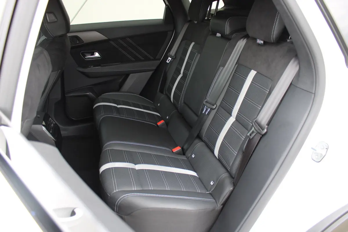 Business Edition | Achteruitrijcamera | Afneembare trekhaak | Carrosserie in één kleur Lederen bekleding met ergonomische stoelen vooraan | Voorraadvoordeel !