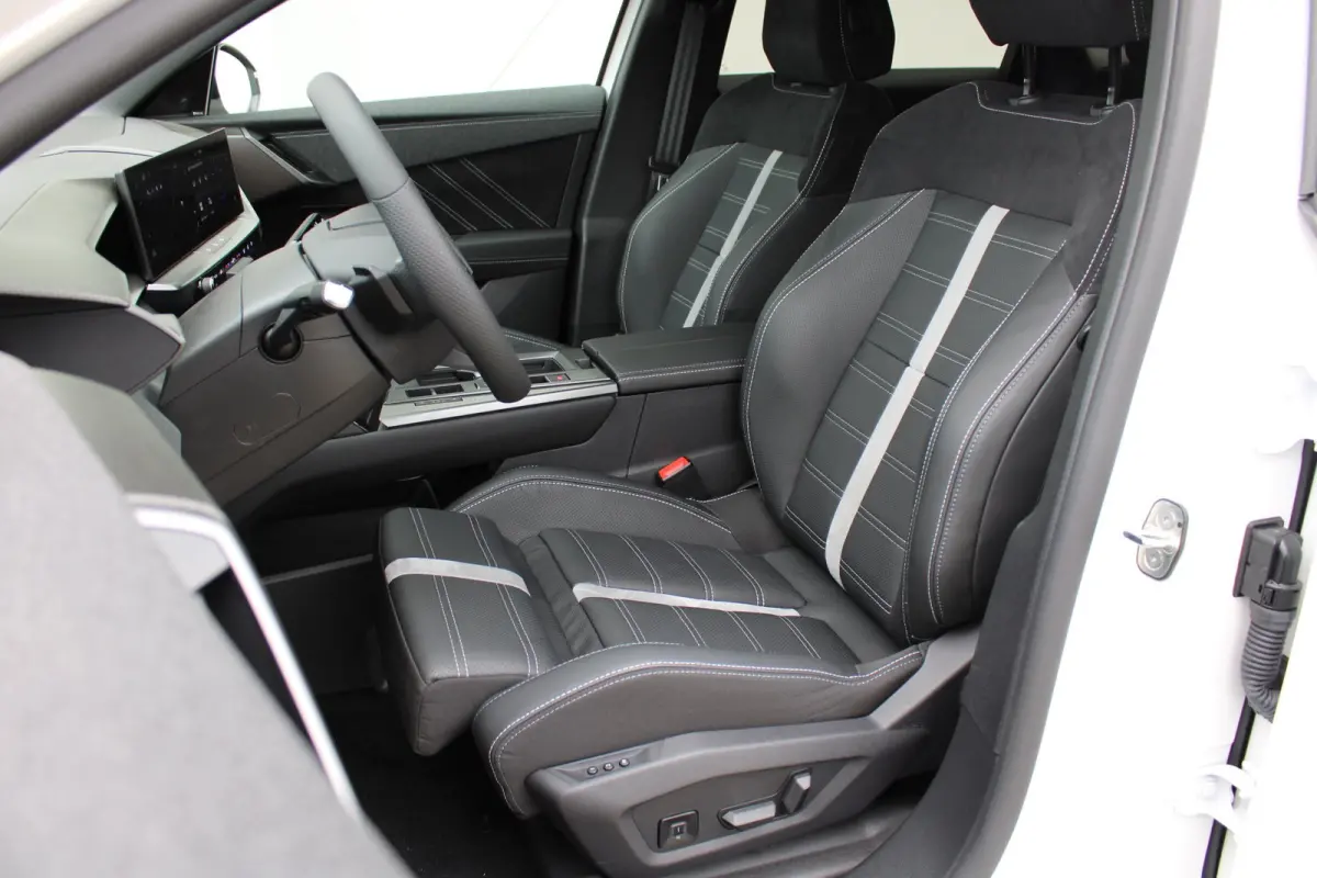 Business Edition | Achteruitrijcamera | Afneembare trekhaak | Carrosserie in één kleur Lederen bekleding met ergonomische stoelen vooraan | Voorraadvoordeel !