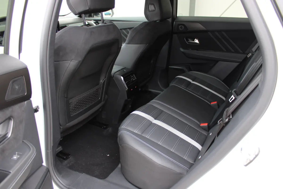 Business Edition | Achteruitrijcamera | Afneembare trekhaak | Carrosserie in één kleur Lederen bekleding met ergonomische stoelen vooraan | Voorraadvoordeel !