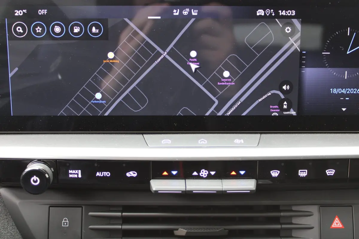 Business Edition | Achteruitrijcamera | Afneembare trekhaak | Carrosserie in één kleur Lederen bekleding met ergonomische stoelen vooraan | Voorraadvoordeel !