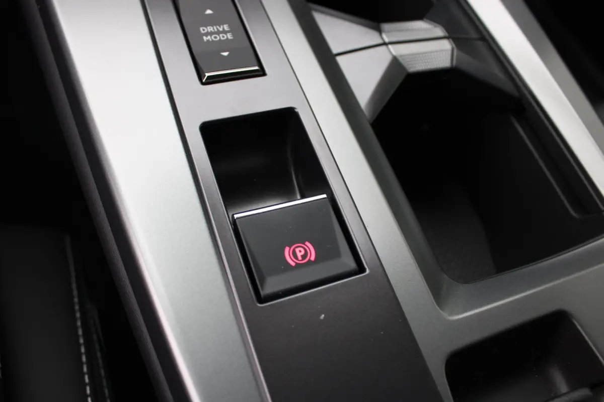 Business Edition | Achteruitrijcamera | Afneembare trekhaak | Carrosserie in één kleur Lederen bekleding met ergonomische stoelen vooraan | Voorraadvoordeel !