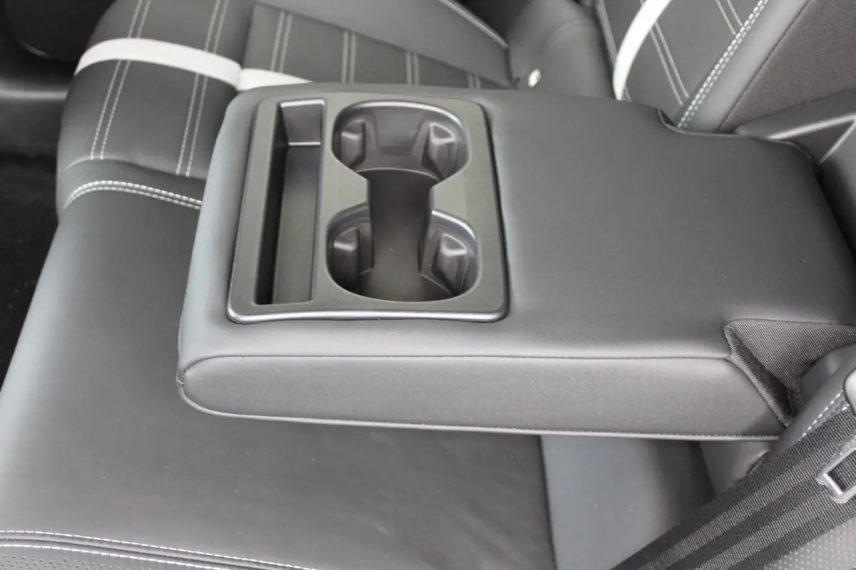 Business Edition | Achteruitrijcamera | Afneembare trekhaak | Carrosserie in één kleur Lederen bekleding met ergonomische stoelen vooraan | Voorraadvoordeel !