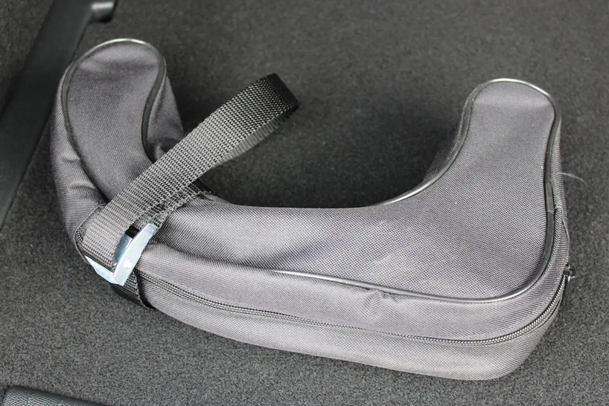 Business Edition | Achteruitrijcamera | Afneembare trekhaak | Carrosserie in één kleur Lederen bekleding met ergonomische stoelen vooraan | Voorraadvoordeel !