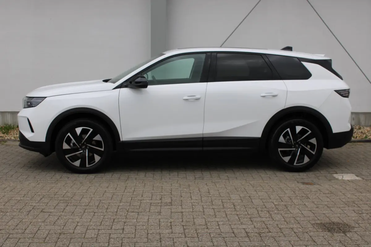 Business Edition | Achteruitrijcamera | Afneembare trekhaak | Carrosserie in één kleur Lederen bekleding met ergonomische stoelen vooraan | Voorraadvoordeel !