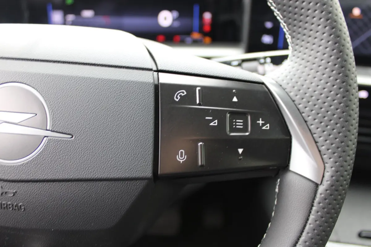 Business Edition | Achteruitrijcamera | Afneembare trekhaak | Carrosserie in één kleur Lederen bekleding met ergonomische stoelen vooraan | Voorraadvoordeel !