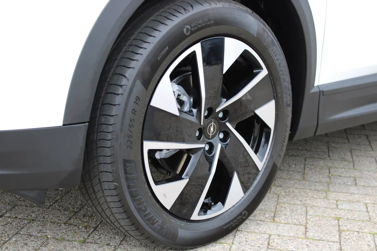 Business Edition | Achteruitrijcamera | Afneembare trekhaak | Carrosserie in één kleur Lederen bekleding met ergonomische stoelen vooraan | Voorraadvoordeel !