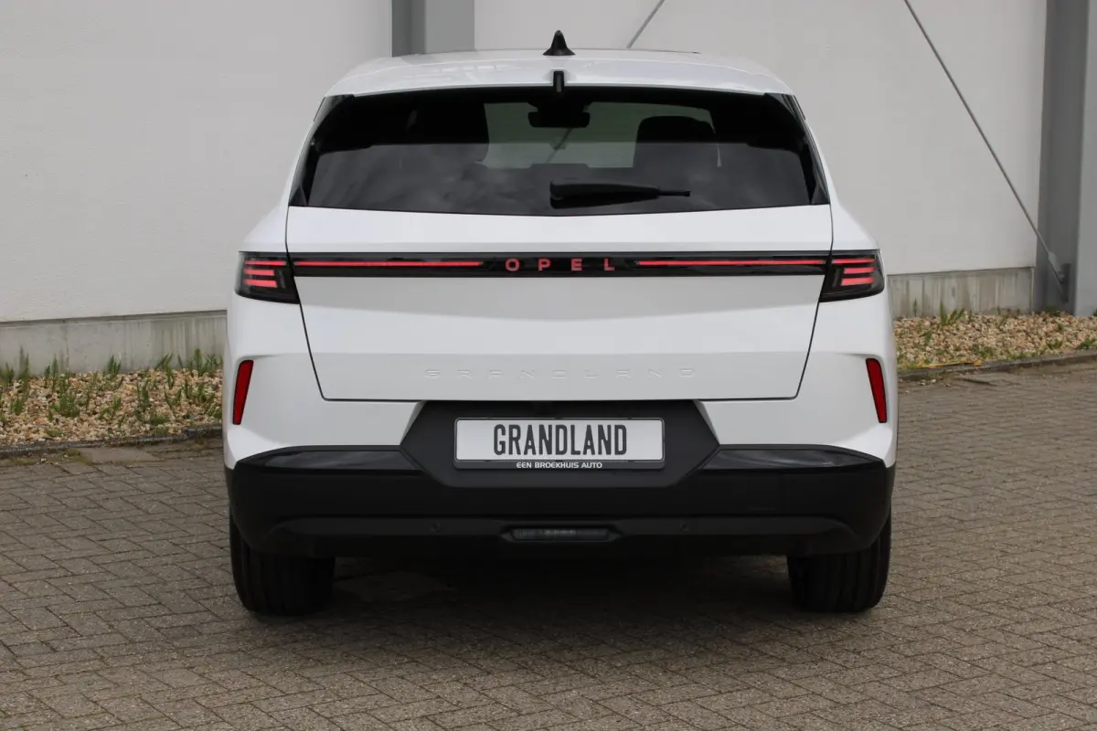 Business Edition | Achteruitrijcamera | Afneembare trekhaak | Carrosserie in één kleur Lederen bekleding met ergonomische stoelen vooraan | Voorraadvoordeel !