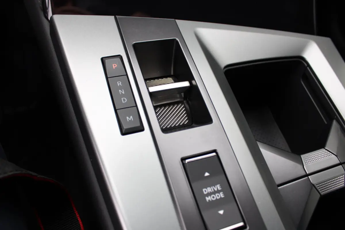 Business Edition | Achteruitrijcamera | Afneembare trekhaak | Carrosserie in één kleur Lederen bekleding met ergonomische stoelen vooraan | Voorraadvoordeel !