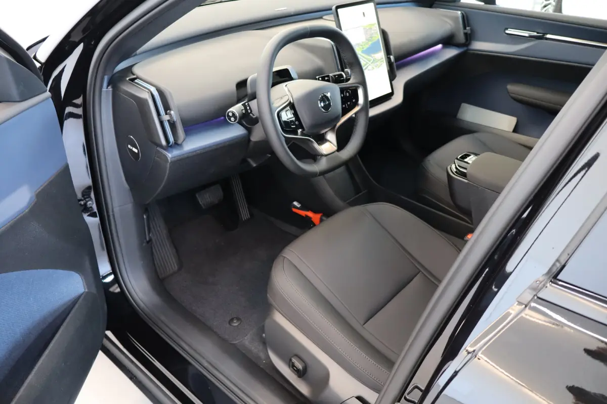 Single 272PK Europa Plus 51kWh Black Edition | Power Seats | Climate Pack | 19" | Warmtepomp