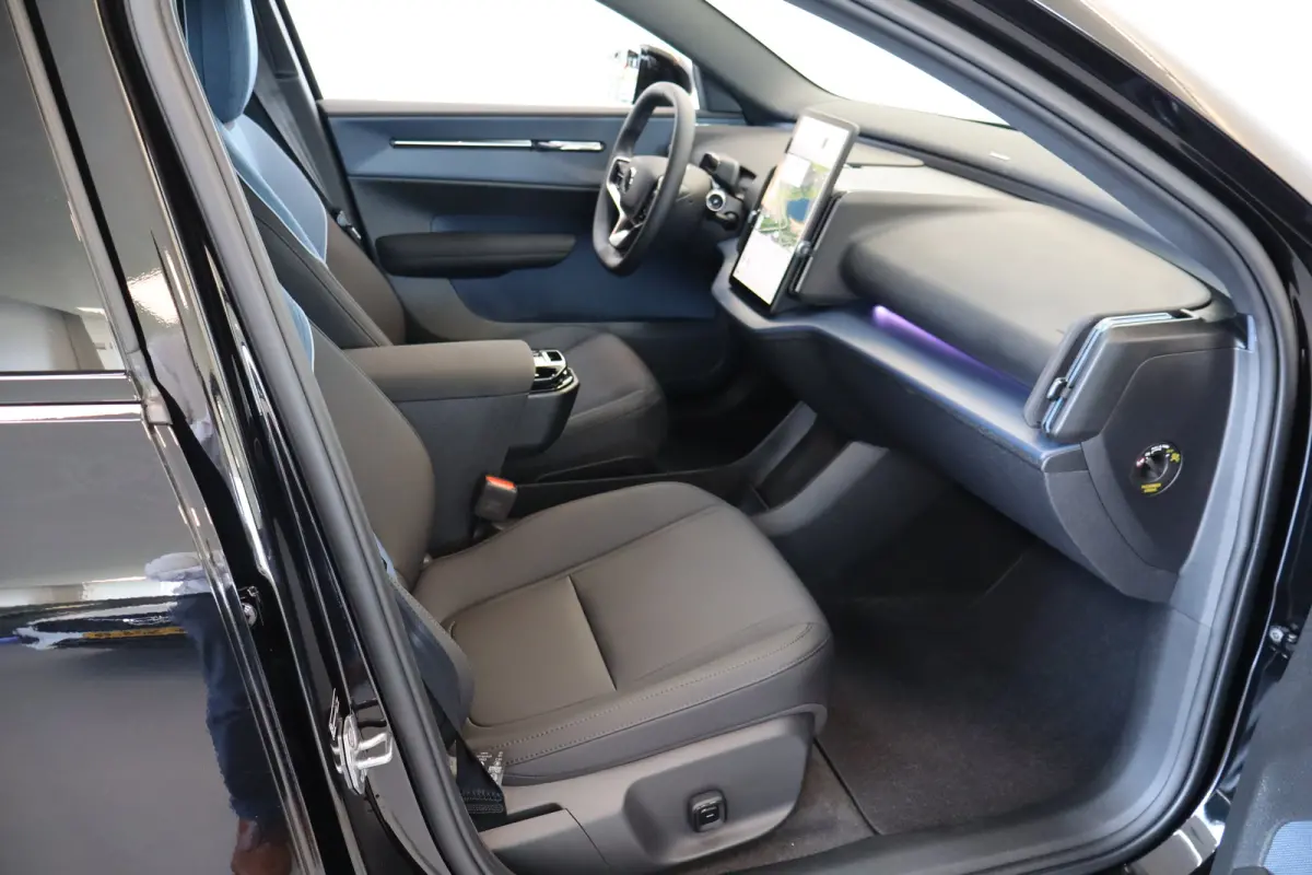 Single 272PK Europa Plus 51kWh Black Edition | Power Seats | Climate Pack | 19" | Warmtepomp