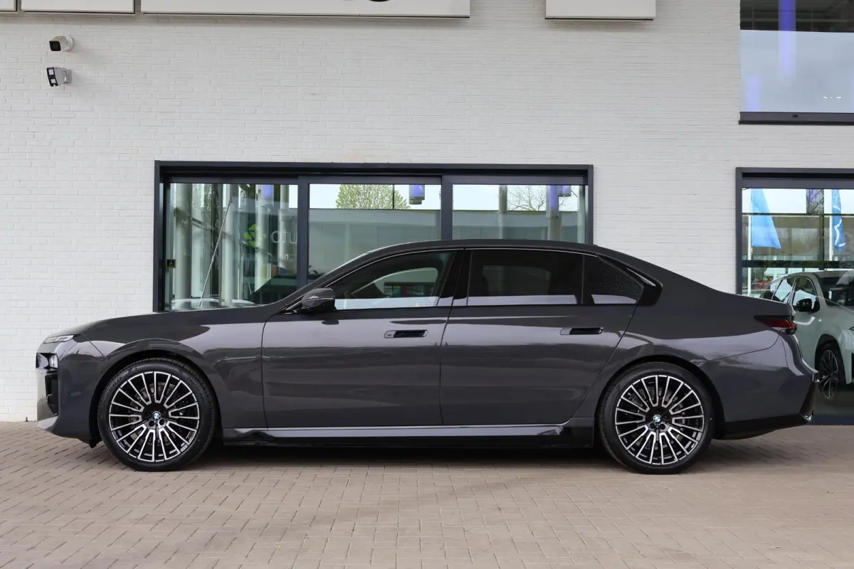 eDrive50 High Executive | Connoisseur Pack | M Sportpakket Pro | Innovation Pack | Sky Lounge