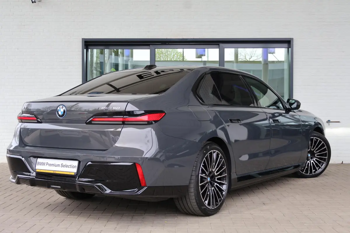 eDrive50 High Executive | Connoisseur Pack | M Sportpakket Pro | Innovation Pack | Sky Lounge