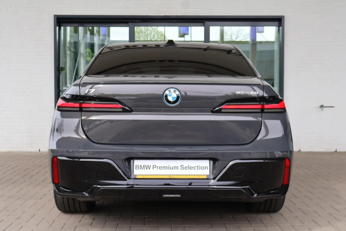 eDrive50 High Executive | Connoisseur Pack | M Sportpakket Pro | Innovation Pack | Sky Lounge
