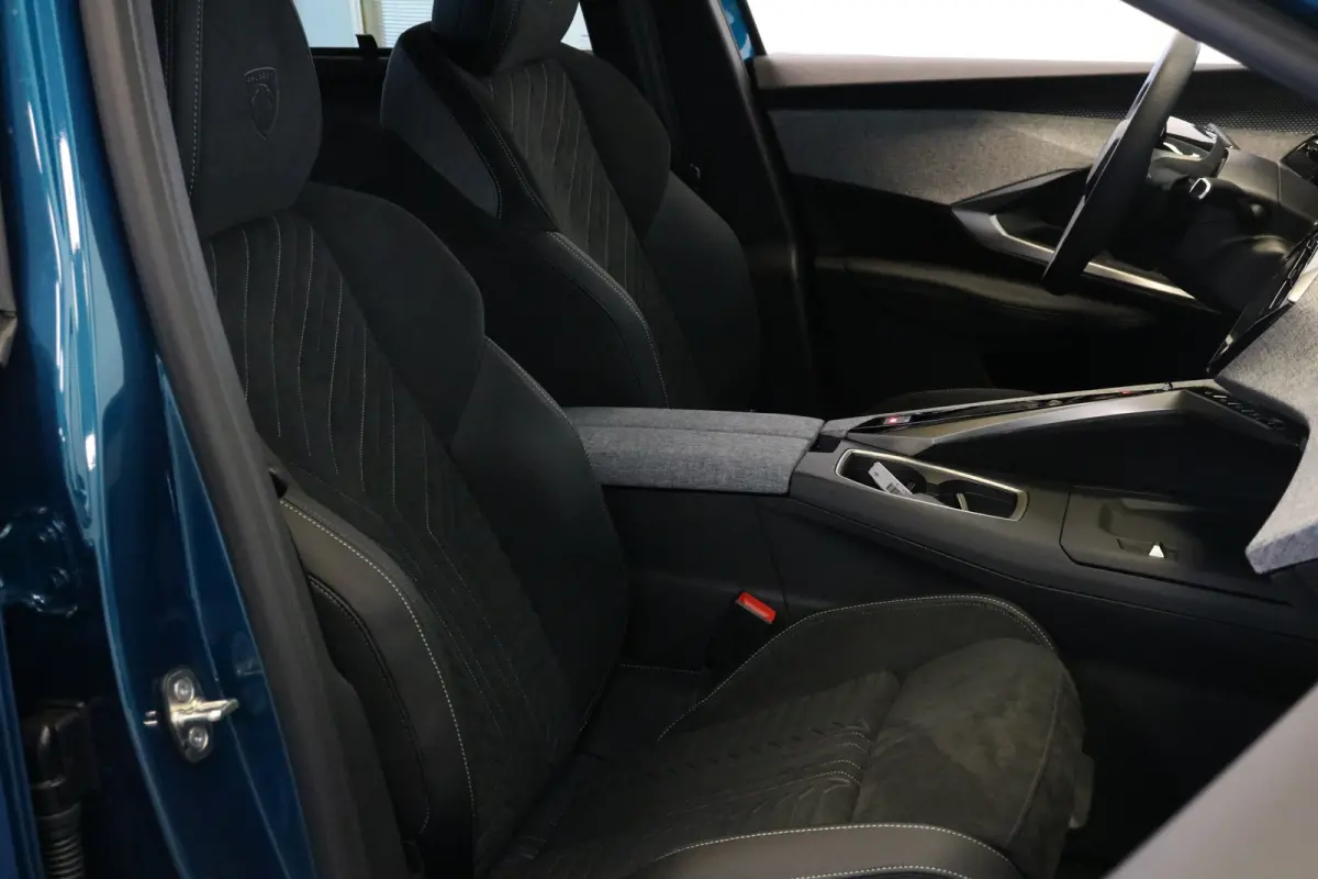 1.2 Hybrid 145 GT | Panoramadak | Stoelen voor en achter verw. | Massage | Camera rondom | Stuurwiel verwarmd | Navi |