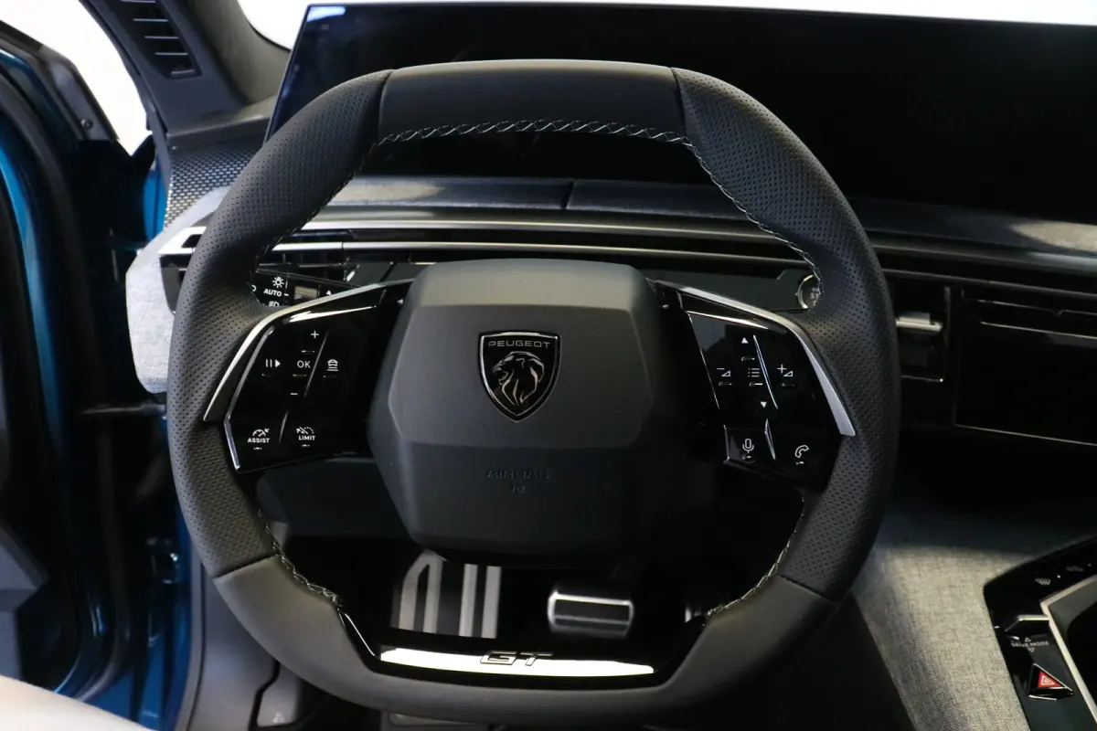 1.2 Hybrid 145 GT | Panoramadak | Stoelen voor en achter verw. | Massage | Camera rondom | Stuurwiel verwarmd | Navi |