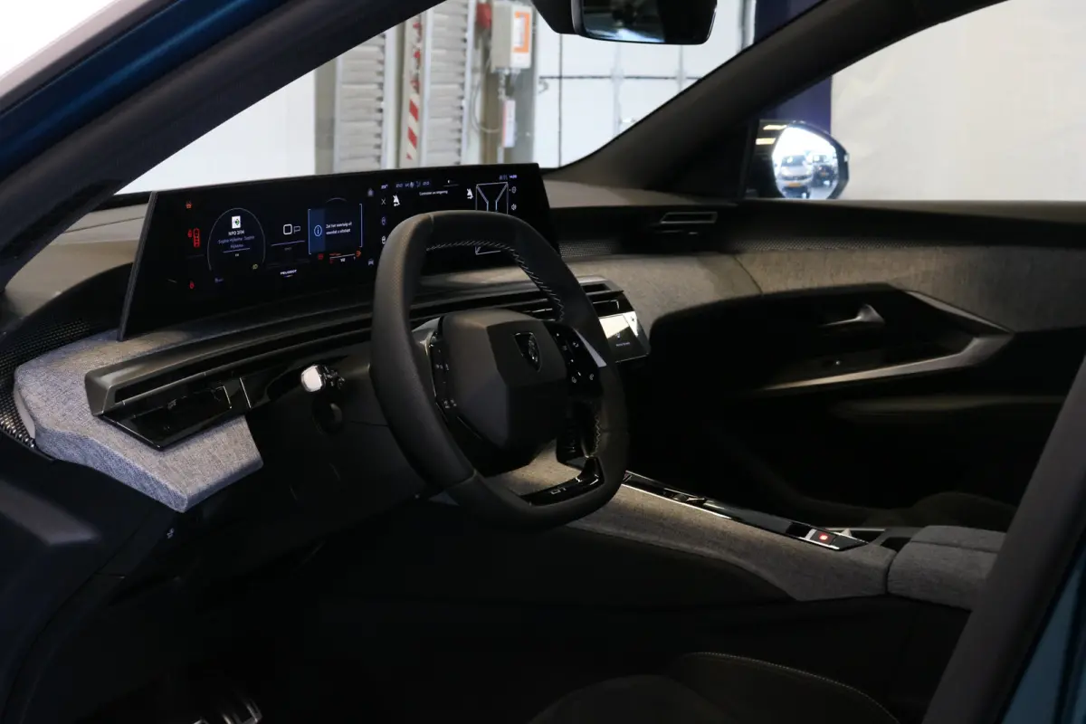 1.2 Hybrid 145 GT | Panoramadak | Stoelen voor en achter verw. | Massage | Camera rondom | Stuurwiel verwarmd | Navi |