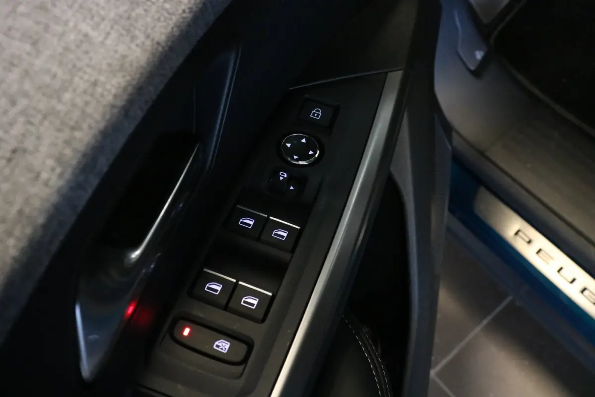 1.2 Hybrid 145 GT | Panoramadak | Stoelen voor en achter verw. | Massage | Camera rondom | Stuurwiel verwarmd | Navi |