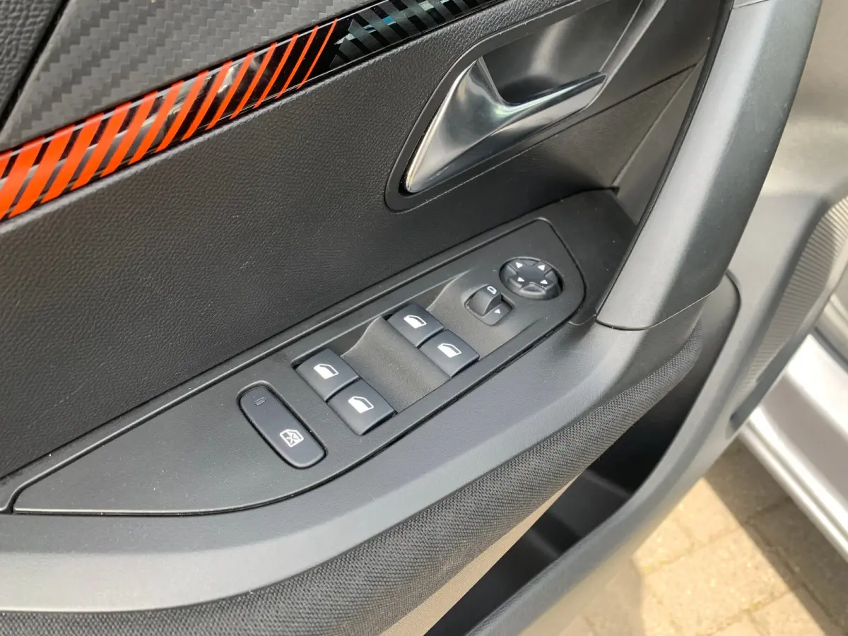 1.2 PureTech Active AppleCarplay/ Android Auto | Cruise Control | Clima | DAB | Navi | Trekhaak |