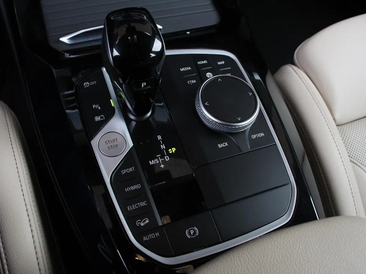 xDrive30e PHEV M Sport Demo auto ! Panorama dak Navigatie Climate Control Lichtmetalen Velgen