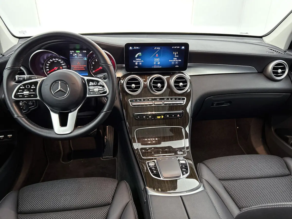 4MATIC Premium Plus 320 PK | Automaat | Elektrische Trekhaak | Elektrisch Panorama Dak | Elektrische stoelverstelling met geheugen | Stoelverwarming | 360 Camera | Navigatie | Elektrische Ac