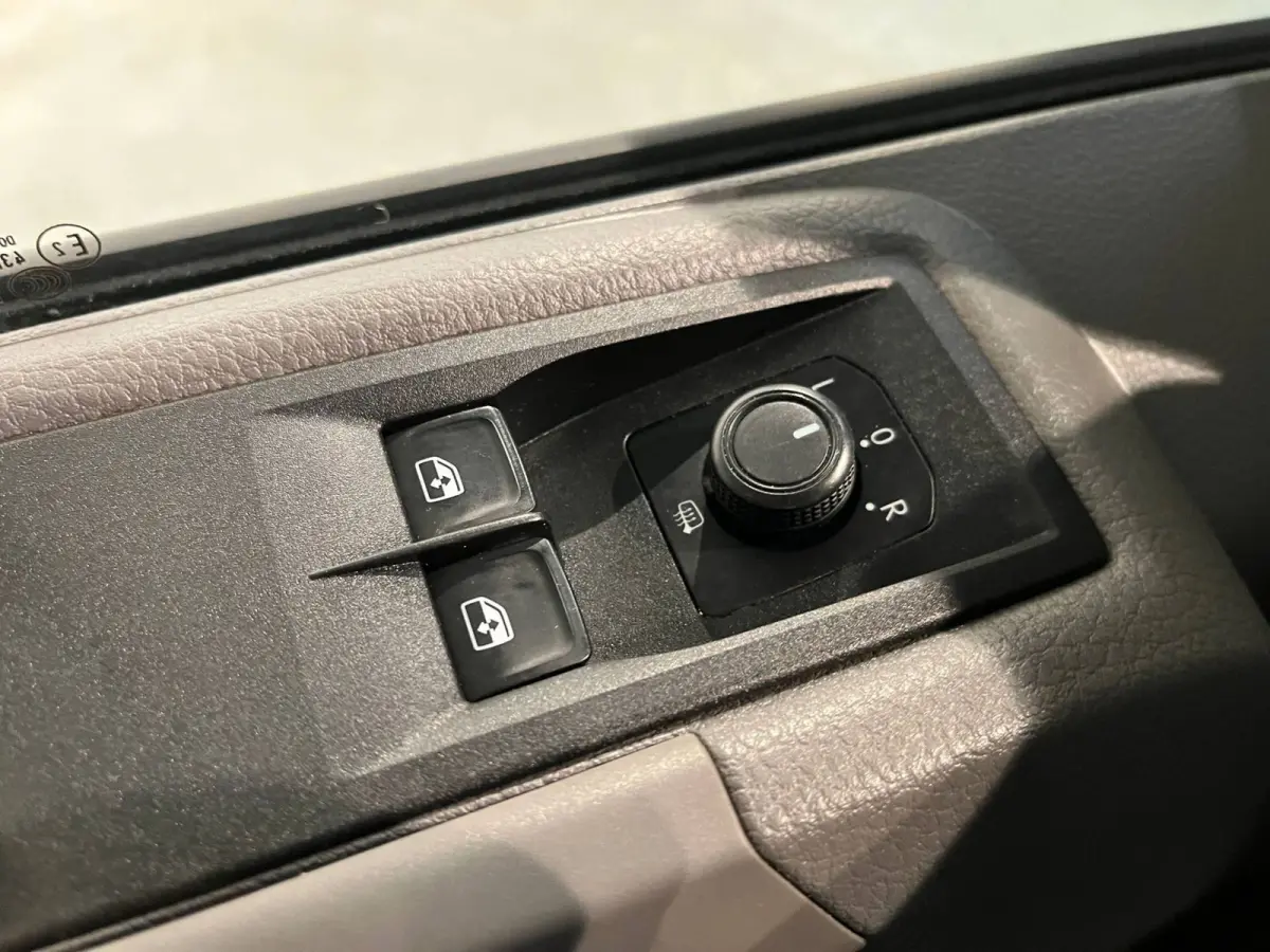 35 2.0 TDI L4 DC Dubbel Cabine RWD 140 PK Open Laadbak / Euro 6 / Trekhaak 3.000 KG / Airco / Camera / CarPlay / Navigatie