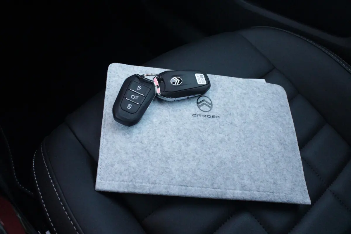 C4 1.2 HYbrid 145PK MAX | HEAD UP DISPLAY | CAMERA VOOR + ACHTER | NAVIGATIE | DRAADLOZE TELEFOONLADER | FULL LED KOPLAMPEN | DRAADLOZE APPLE CARPLAY/ANDROID AUTO | 18" LICHTMETALEN VELGEN |