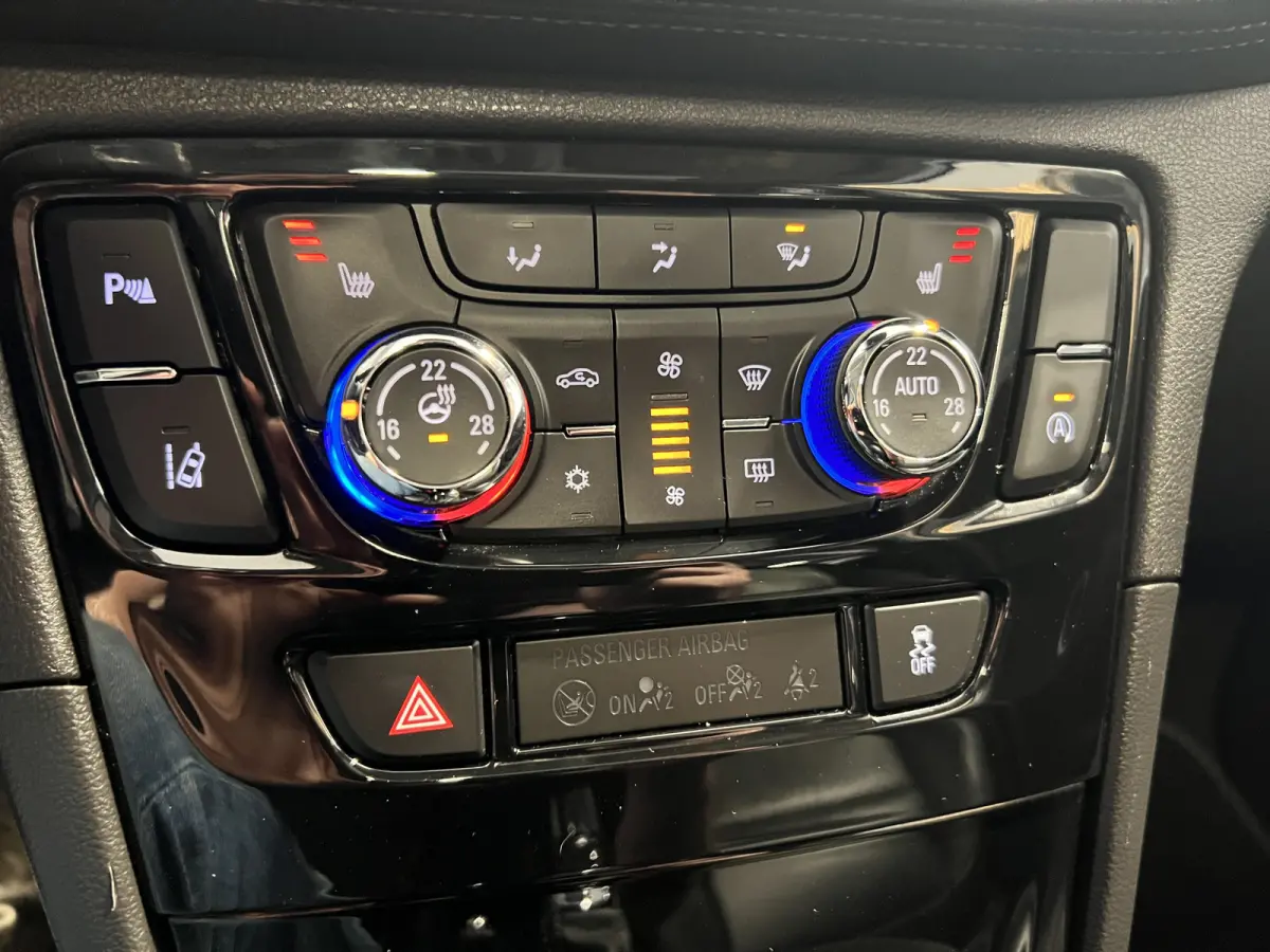 1.4 Turbo Black Edition | Navigatie/Android/Apple Carplay | Stoel + Stuur verw. | Comfortstoelen Leder | Schuifdak | LMV 18" | Cruise Control | DAB | PDC V+A | Camera | Climate Control