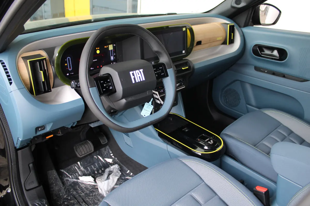 La Prima | 10,25" touchscreen radio met Bluetooth, DAB & USB én Navigatie | 10” digitaal instrumentenpaneel | 17” lichtmetalen velgen Glossy Black & Diamond Cut(205/50/R17)