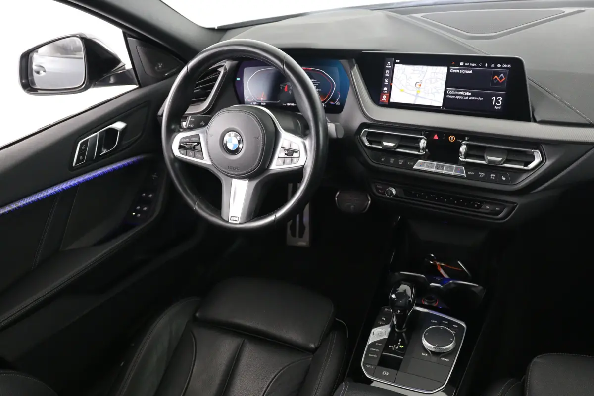 218i High Executive | 1e Eigenaar | M-Pakket | Harman/Kardon | Leder | LED | Sportstoelen | Sfeerverlichting | Navi | Clima | Stoelverwarming | Cruise | Parkeersensoren V+A | Lichtmetalen Ve