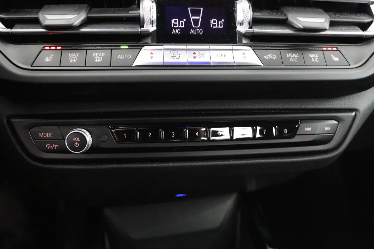 218i High Executive | 1e Eigenaar | M-Pakket | Harman/Kardon | Leder | LED | Sportstoelen | Sfeerverlichting | Navi | Clima | Stoelverwarming | Cruise | Parkeersensoren V+A | Lichtmetalen Ve