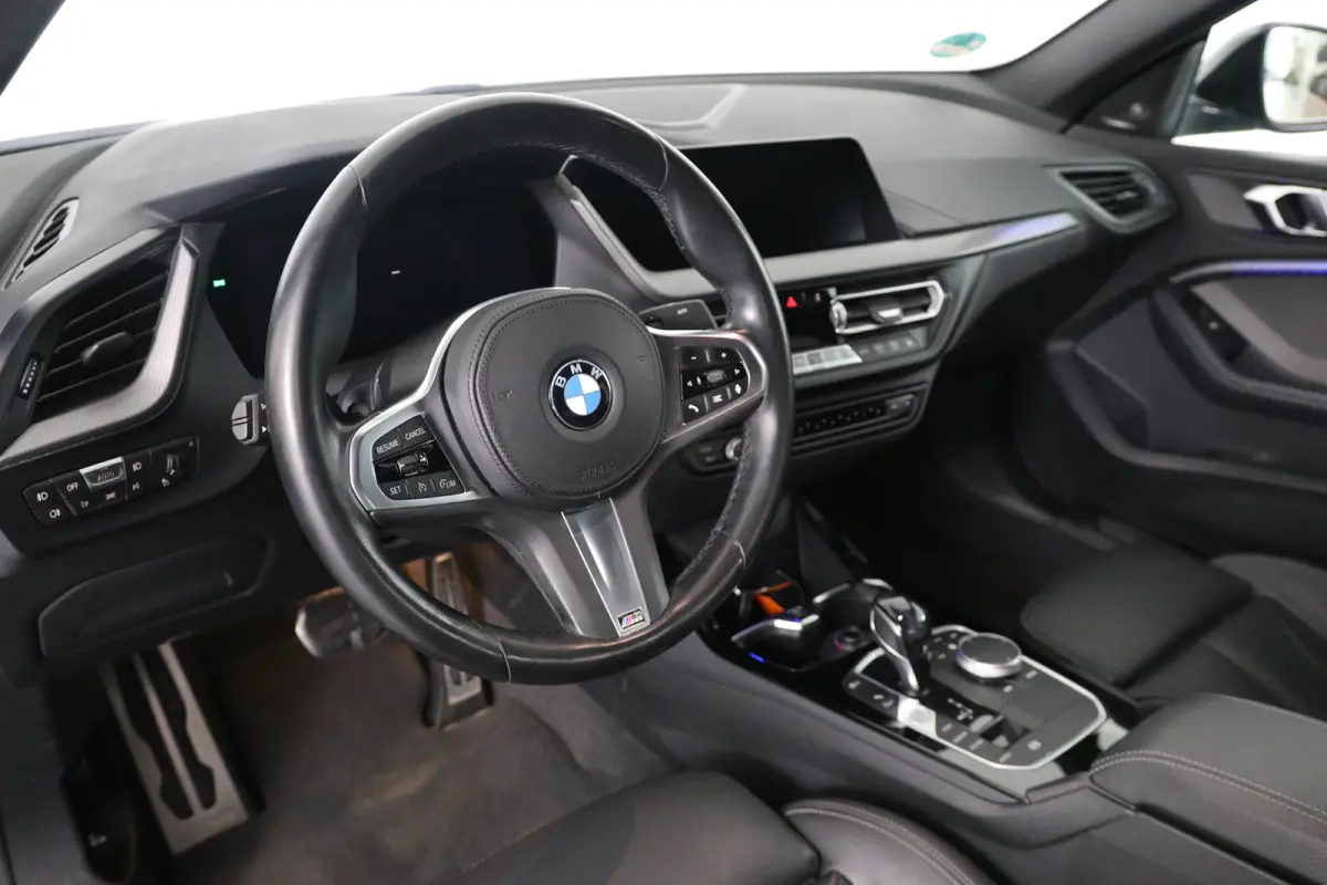 218i High Executive | 1e Eigenaar | M-Pakket | Harman/Kardon | Leder | LED | Sportstoelen | Sfeerverlichting | Navi | Clima | Stoelverwarming | Cruise | Parkeersensoren V+A | Lichtmetalen Ve