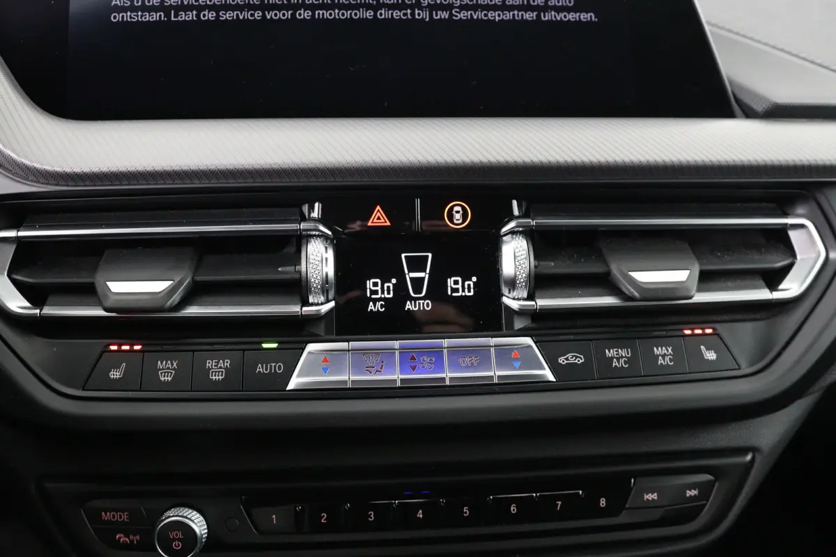 218i High Executive | 1e Eigenaar | M-Pakket | Harman/Kardon | Leder | LED | Sportstoelen | Sfeerverlichting | Navi | Clima | Stoelverwarming | Cruise | Parkeersensoren V+A | Lichtmetalen Ve