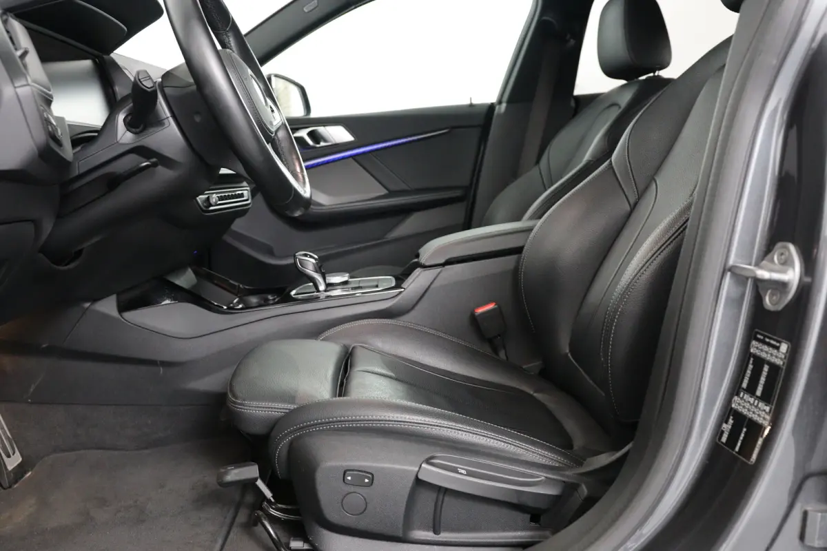 218i High Executive | 1e Eigenaar | M-Pakket | Harman/Kardon | Leder | LED | Sportstoelen | Sfeerverlichting | Navi | Clima | Stoelverwarming | Cruise | Parkeersensoren V+A | Lichtmetalen Ve