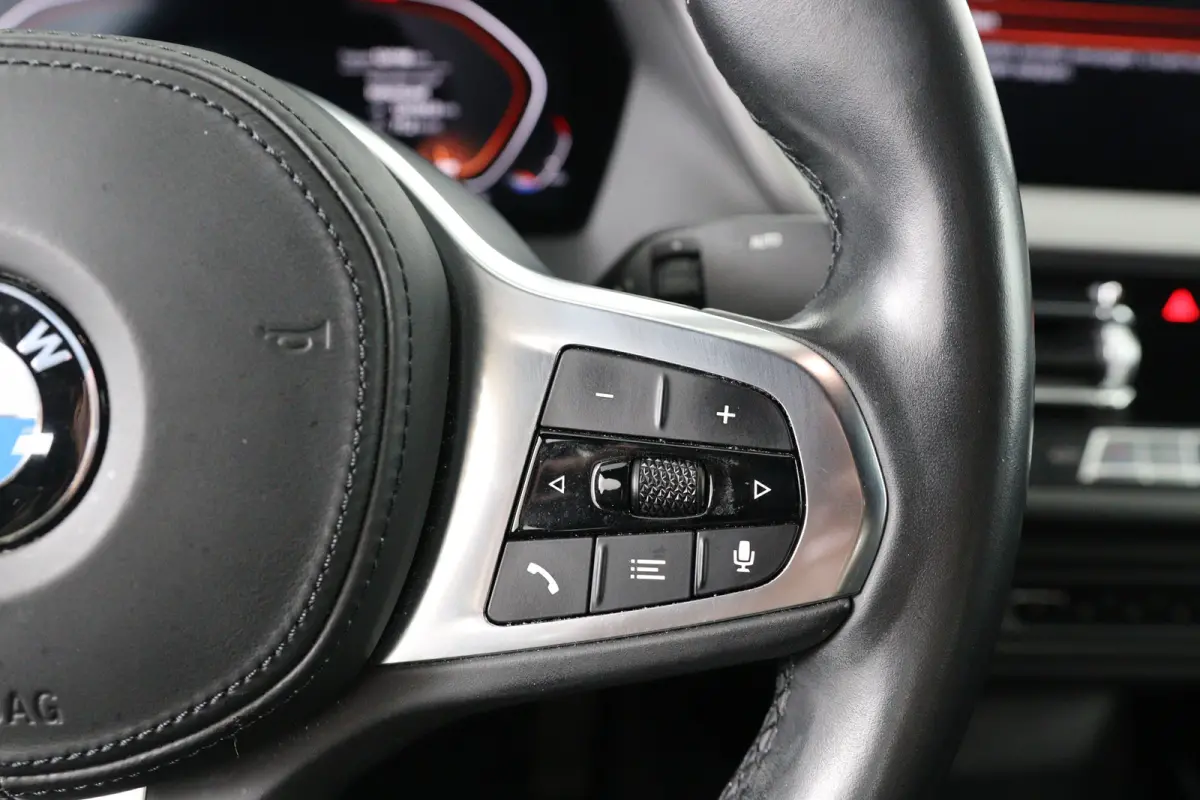 218i High Executive | 1e Eigenaar | M-Pakket | Harman/Kardon | Leder | LED | Sportstoelen | Sfeerverlichting | Navi | Clima | Stoelverwarming | Cruise | Parkeersensoren V+A | Lichtmetalen Ve