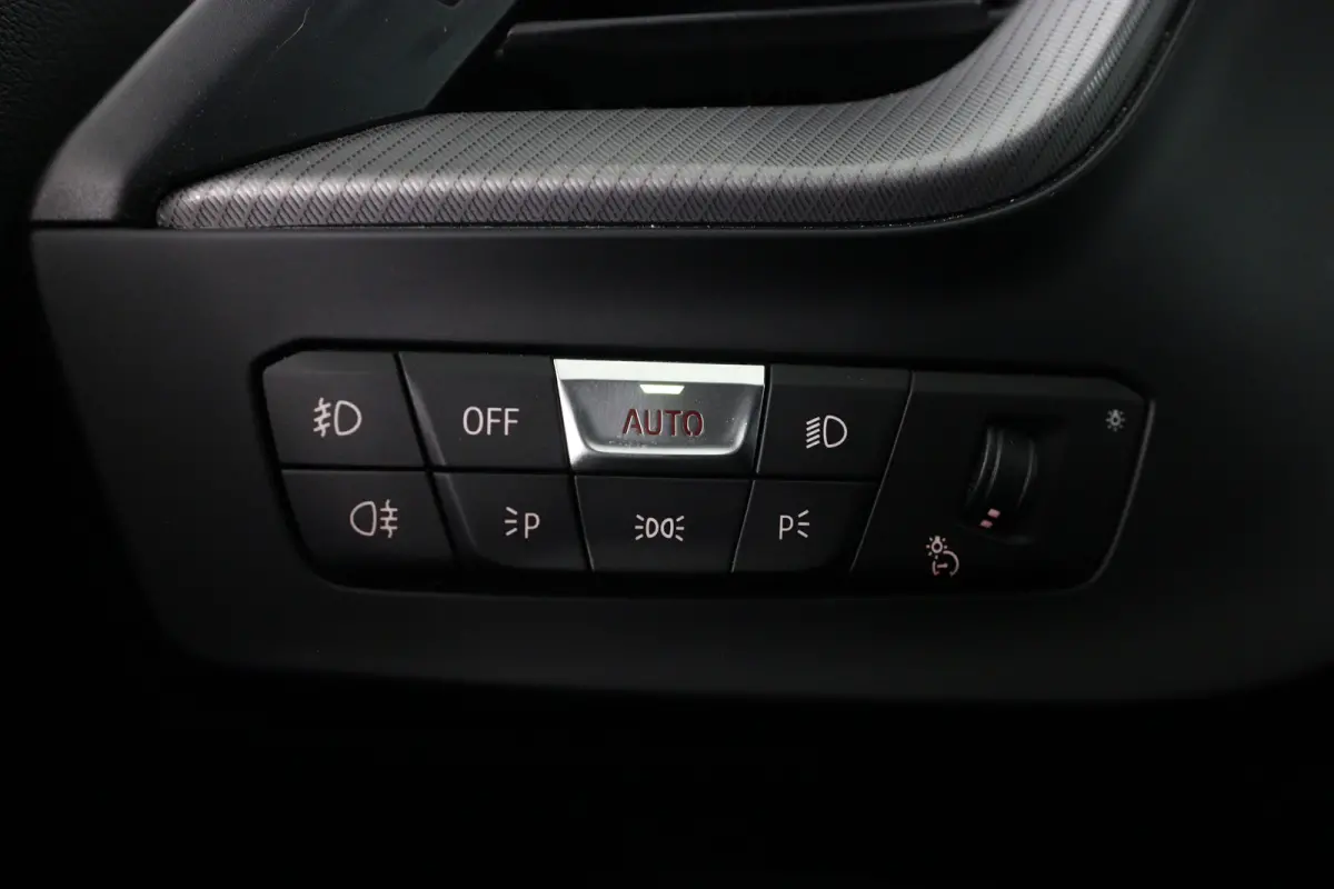 218i High Executive | 1e Eigenaar | M-Pakket | Harman/Kardon | Leder | LED | Sportstoelen | Sfeerverlichting | Navi | Clima | Stoelverwarming | Cruise | Parkeersensoren V+A | Lichtmetalen Ve