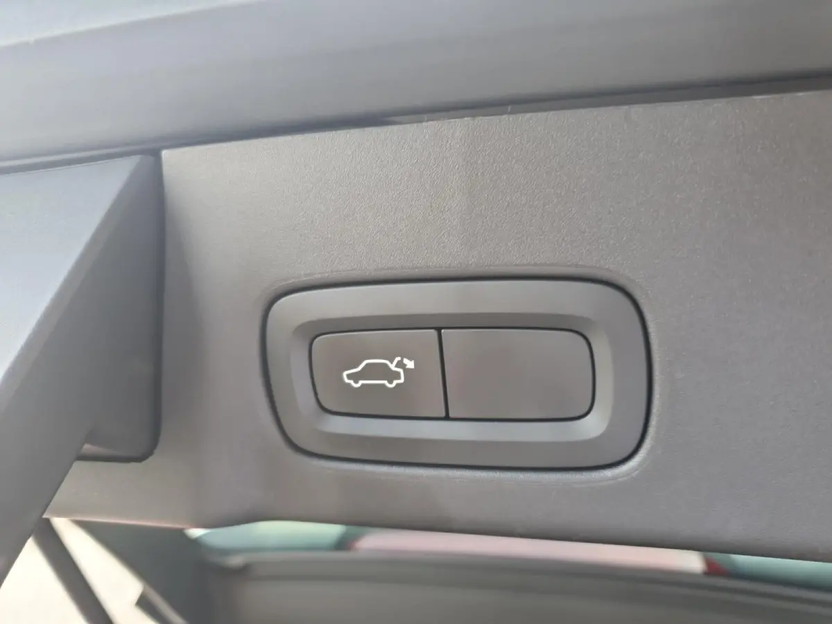 2.0 T4 Momentum | Stoel en stuurverwarming | Elektrisch bedienbare voorstoelen | Camera | Lederen bekleding | Navigatie | Parkeersensoren voor en achter | Elektrische achterklep |
