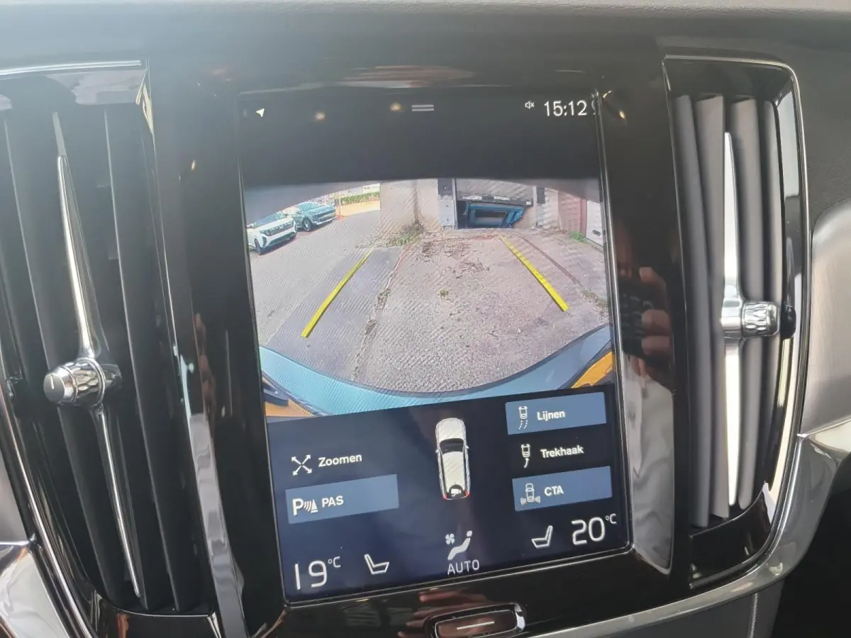 2.0 T4 Momentum | Stoel en stuurverwarming | Elektrisch bedienbare voorstoelen | Camera | Lederen bekleding | Navigatie | Parkeersensoren voor en achter | Elektrische achterklep |