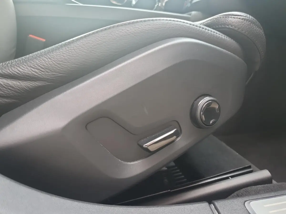 2.0 T4 Momentum | Stoel en stuurverwarming | Elektrisch bedienbare voorstoelen | Camera | Lederen bekleding | Navigatie | Parkeersensoren voor en achter | Elektrische achterklep |