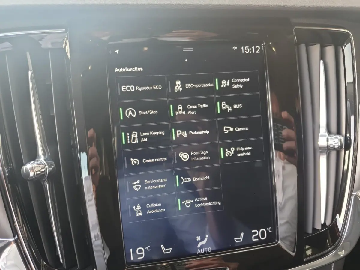2.0 T4 Momentum | Stoel en stuurverwarming | Elektrisch bedienbare voorstoelen | Camera | Lederen bekleding | Navigatie | Parkeersensoren voor en achter | Elektrische achterklep |